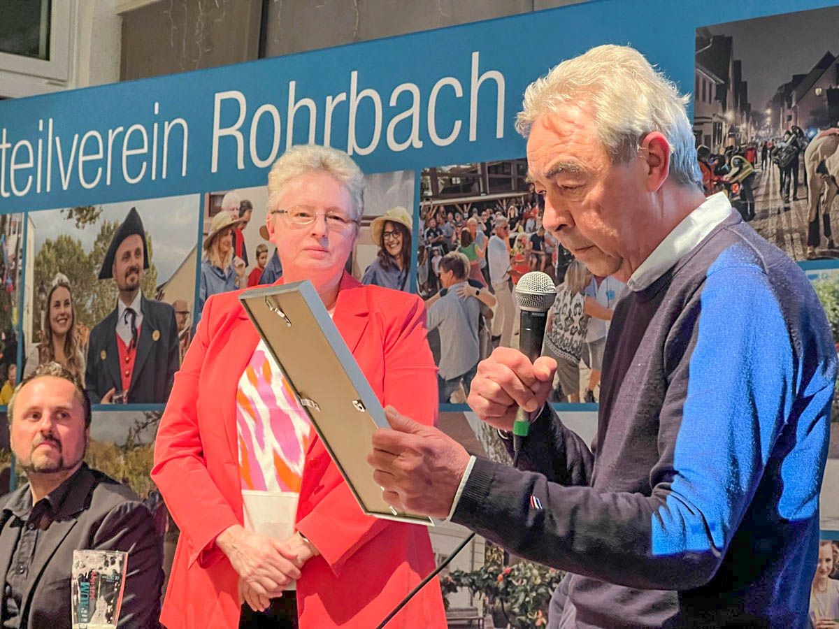 Karin Weidenheimer erhält die Ehrenurkunde von Bernd Frauenfeld.